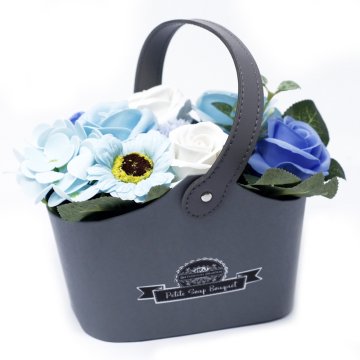 Malá mýdlová kytice v košíku - uklidňující modrá