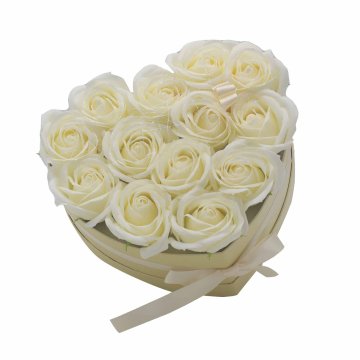 Dárkový box z mýdlových květů - 13 krémových růží - srdce