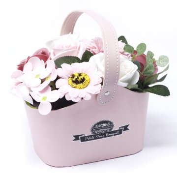 Malá mýdlová kytice v košíku - pokojná růžová